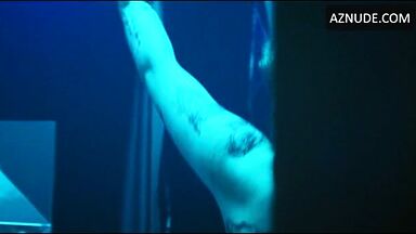 Bella Thorne strip-tease