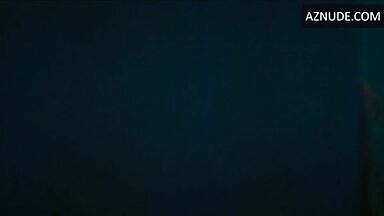 Bella Thorne strip-tease