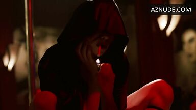 Jessica Biel making a hot strip tease