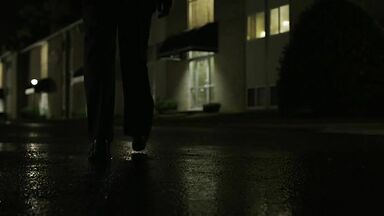 Rachel Brosnahan lesbic encounter in House of Cards