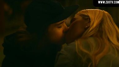 Ellen Page and Zosia Mamet hot lesbic sex