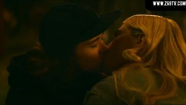 Ellen Page and Zosia Mamet hot lesbic sex