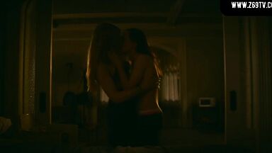 Ellen Page and Zosia Mamet hot lesbic sex