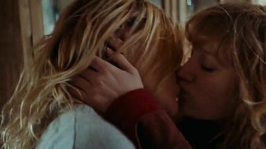 Nadia Tereszkiewicz and Valeria Bruni-Tedeschi lesbic scenes
