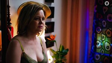 MILF explores her sexuality