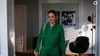 MILF explores her sexuality