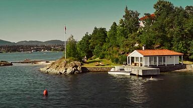 Ines Høysæter Asserson nude in Royalteen (2022)