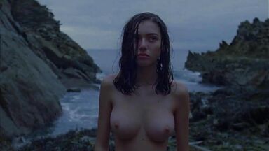 Léonie Dahan-Lamort topless in L'Île et le continent