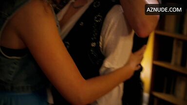 Lesbic threesome kiss