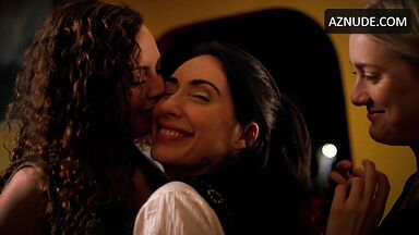 Lesbic threesome kiss