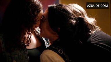 Lesbic threesome kiss