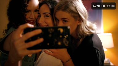 Lesbic threesome kiss