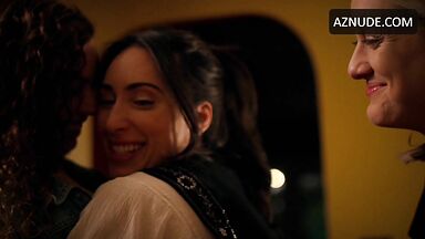 Lesbic threesome kiss