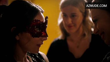 Lesbic threesome kiss