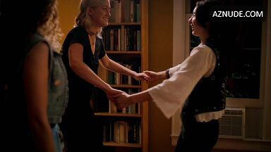 Lesbic threesome kiss