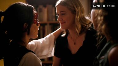 Lesbic threesome kiss