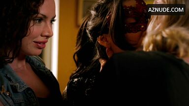 Lesbic threesome kiss