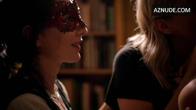 Lesbic threesome kiss