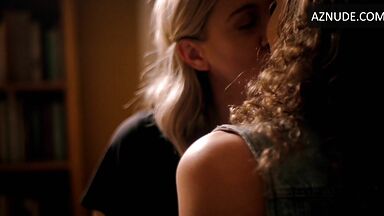 Lesbic threesome kiss