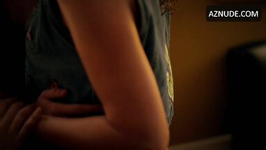 Lesbic threesome kiss