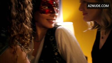 Lesbic threesome kiss