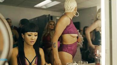 Jennifer Lopez sexy in Hustlers