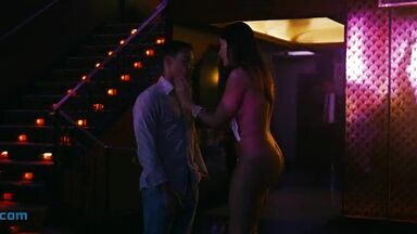 Jennifer Lopez sexy in Hustlers