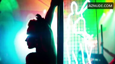 Margot Robbie erotic dance