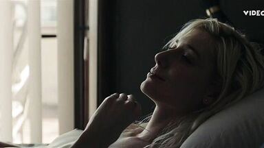 Elizabeth Debickie hot in The Burnt Orange Heresy