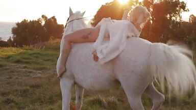 Lady Gaga shows her tits