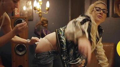 Lady Gaga shows her tits