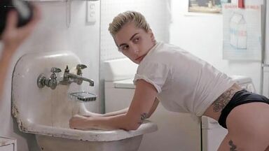 Lady Gaga shows her tits