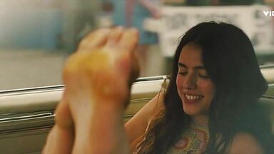 Dakota Fanning Margaret Qualley sexy moment