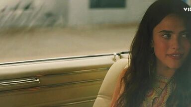 Dakota Fanning Margaret Qualley sexy moment