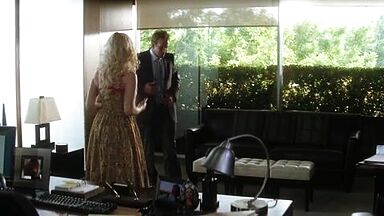 Passionate frenchkiss between Scarlett Johansson and Bradley Cooper