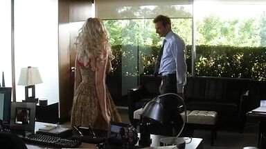 Passionate frenchkiss between Scarlett Johansson and Bradley Cooper