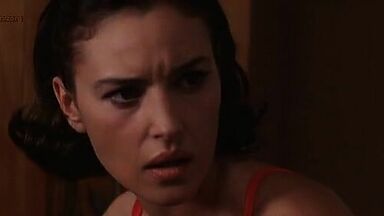 Monica Bellucci nude in L’ultimo capodanno