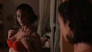 Monica Bellucci nude in L’ultimo capodanno