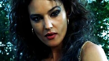 Monica Bellucci sexy in Dobermann (1997)