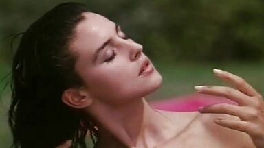 Monica Bellucci nude in Vita coi figli