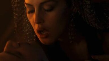 Monica Bellucci nude in Bram Stoker's Dracula
