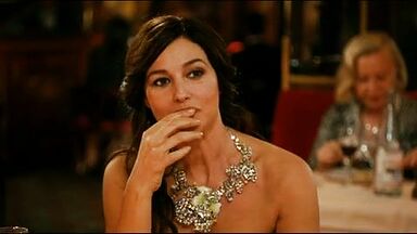 Monica Bellucci nude in Des gens qui s'embrassent (2013)