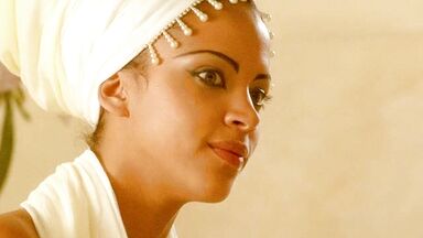 Monica Bellucci nude in Asterix & Obelix