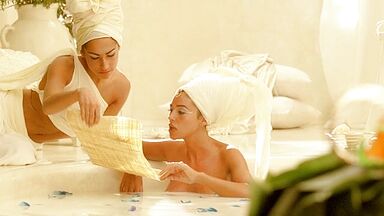 Monica Bellucci nude in Asterix & Obelix