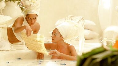 Monica Bellucci nude in Asterix & Obelix