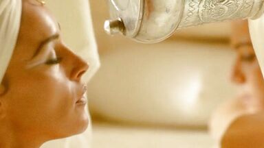 Monica Bellucci nude in Asterix & Obelix