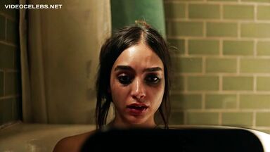 Melissa Barrera sexy in Vida (2019)