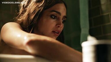 Melissa Barrera sexy in Vida (2019)