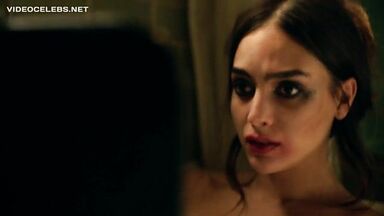 Melissa Barrera sexy in Vida (2019)