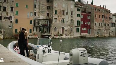 Salma Hayek sexy in The Hitman's Wife's Bodyguard (2021)